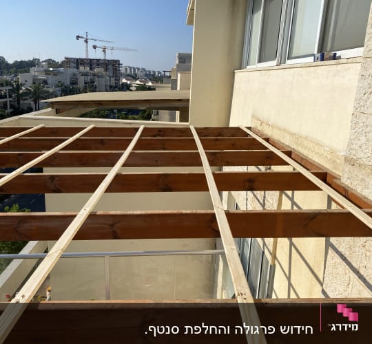 מבנה עץ בבנייה על מרפסת עם קורות עץ